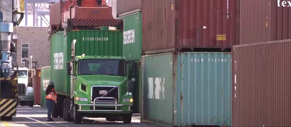 On demand booking of transloading and drayage for freight brokers.