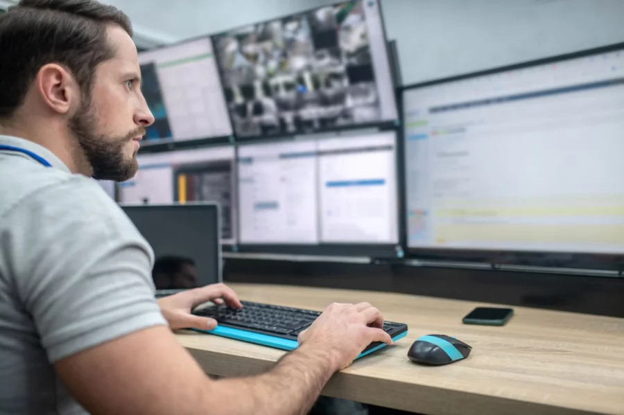 Freight broker searching for a warehouse on our online platform.