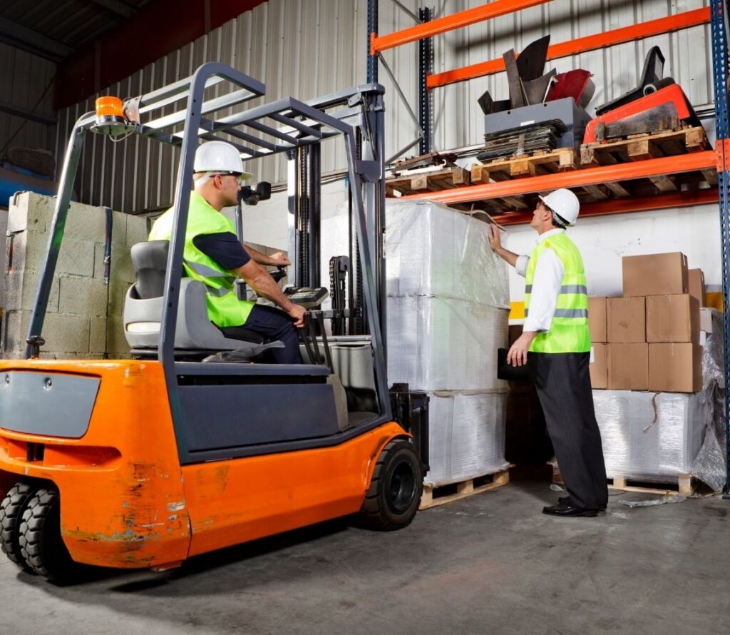 Maximize your logistics efficiency with our advanced cross docking solutions and strategic storage.