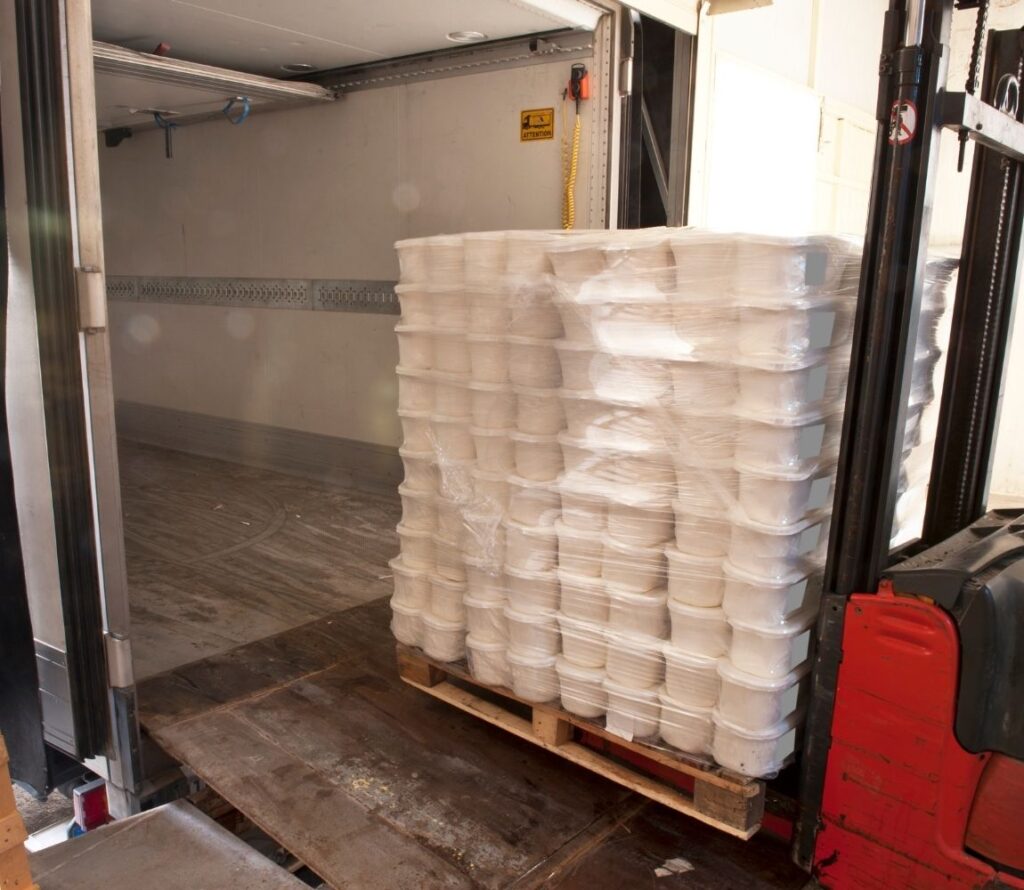 Optimize your logistics with OLIMP's cross-dock services, reducing costs and improving efficiency in your supply chain.