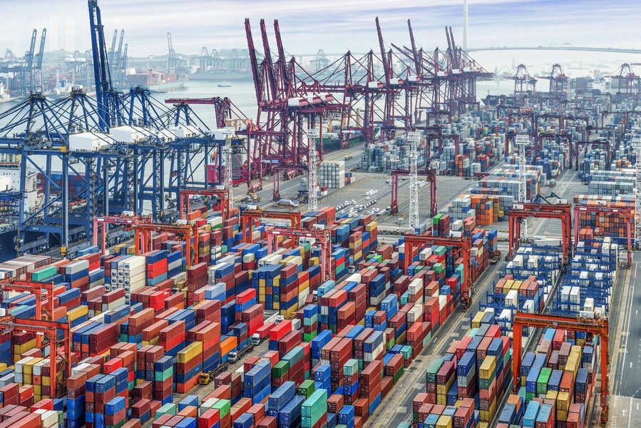 Streamline logistics with trusted container drayage companies.