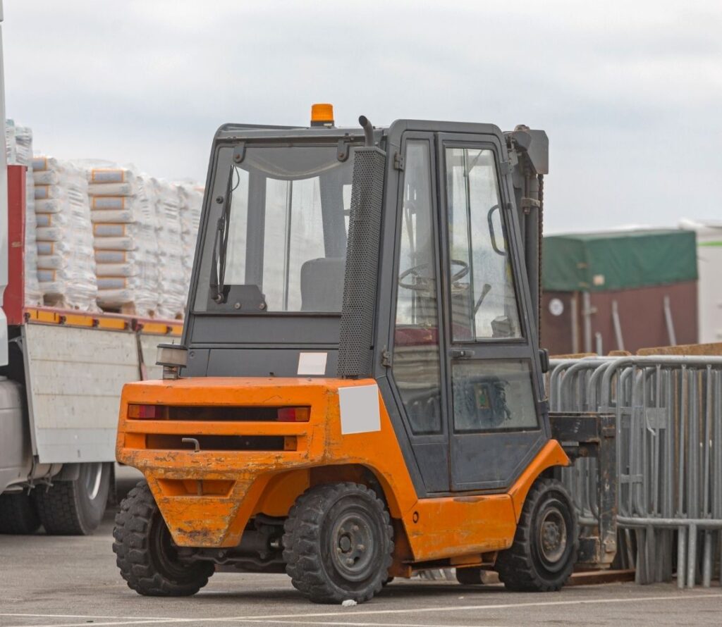 Efficient cross-docking at OLIMP Warehousing reducing storage times and speeding delivery.