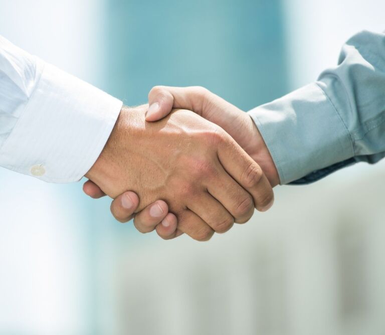 Blockchain supply chain network connecting manufacturers, suppliers, and retailers with transparent, traceable data flow.