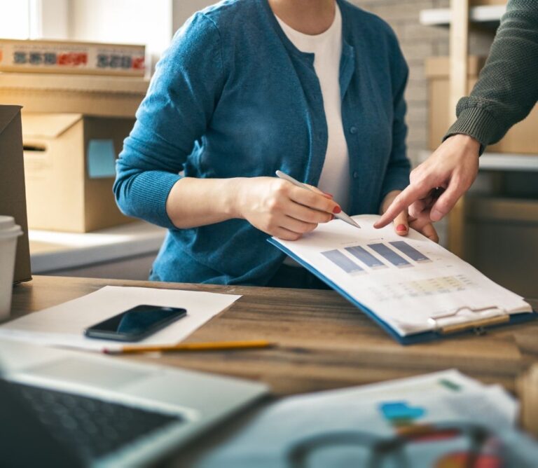 Optimizing e-commerce returns with reverse logistics for cost savings, efficiency, and customer satisfaction.