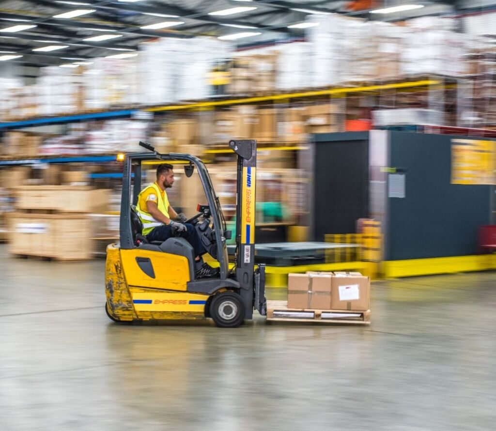 Improve your logistics efficiency with professional cross-docking solutions.