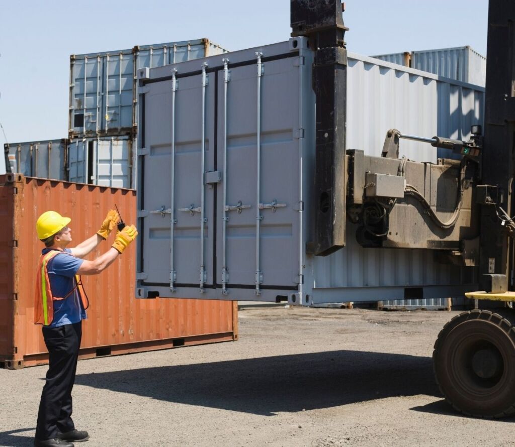Simplify your supply chain with coordinated container and warehouse solutions.