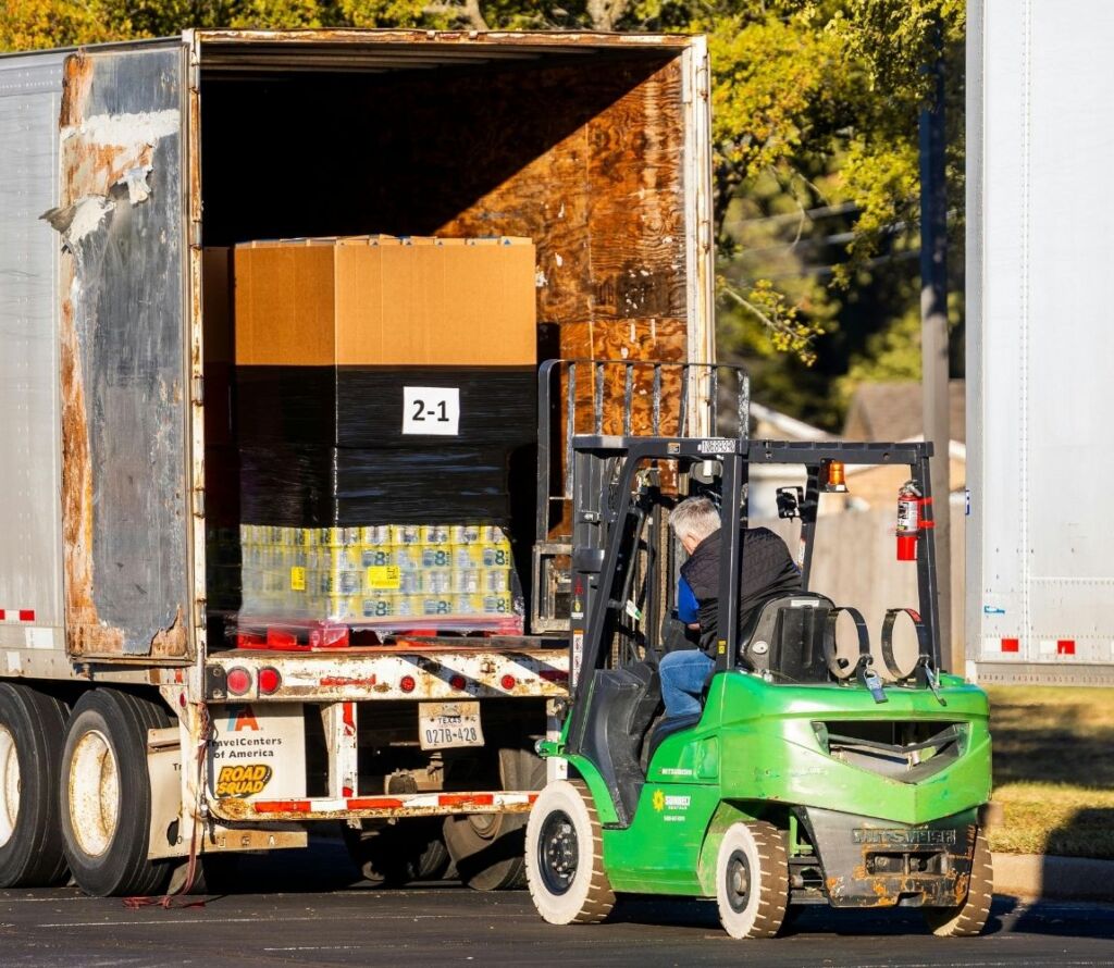 Cross dock distribution center optimizing supply chain efficiency