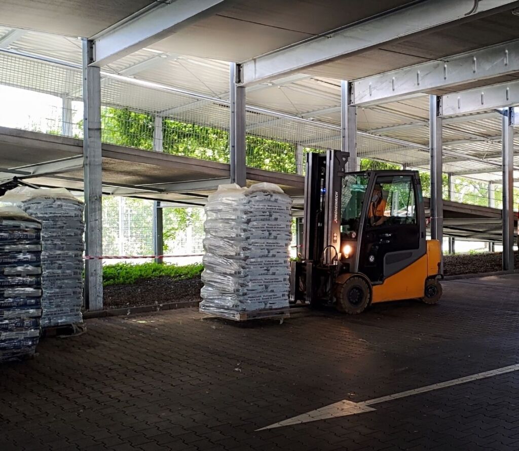 Step-by-step pallet reconfiguration and stabilization for seamless logistics